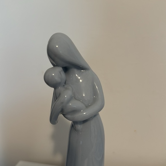 9 inch tall ceramic Blessed Mother statue. Good condition. Modern design. - Picture 2 of 5